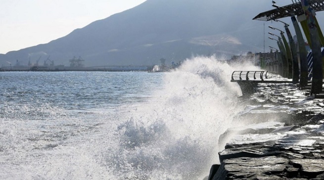 Cierran 106 puertos en el litoral peruano por oleajes intensos