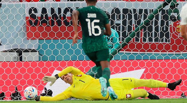 ¡Penal atajado de Polonia! Portero Szczesny evitó así la caída de su arco