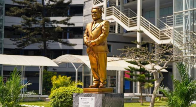 Retiran estatua dorada de César Acuña de las instalaciones de la Universidad César Vallejo