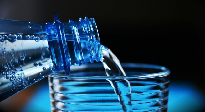 Encuentran nueva partícula en agua embotellada: de cuál se trata
