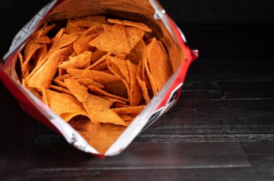 Científicos usan el colorante de los 'Doritos' para volver transparente la piel de ratones
