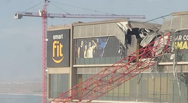 Caída de grúa sobre conocido gimnasio deja un muerto y varios heridos