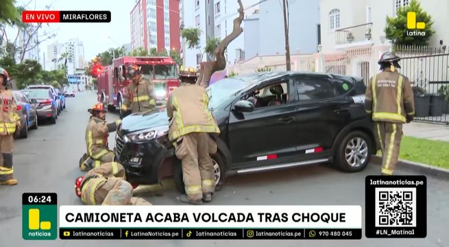 Camioneta termina volcada tras violento choque en cadena en Miraflores