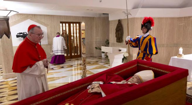 Difunden primeras imágenes del papa Francisco en su féretro | VIDEO