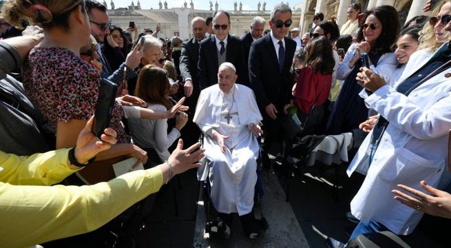 Papa Francisco reaparece por sorpresa en el Vaticano tras alta médica