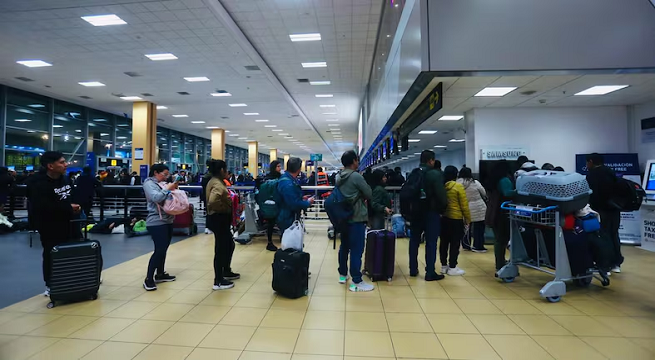 Caos en aeropuerto Jorge Chávez: Indecopi verifica atención de pasajeros tras retraso de vuelos