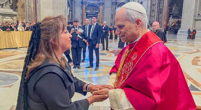 Dina Boluarte invitó al papa peruano León XIV a visitar nuestro país