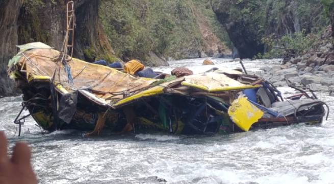 Bus con más de 20 pasajeros cae a abismo y termina en río: hay muertos y desaparecidos