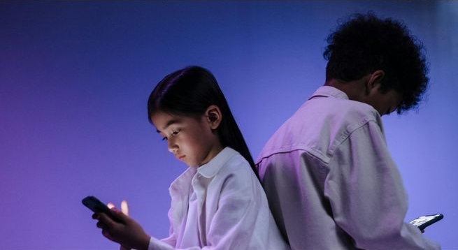 Congreso aprueba ley que regula uso de celulares en colegios públicos y privados