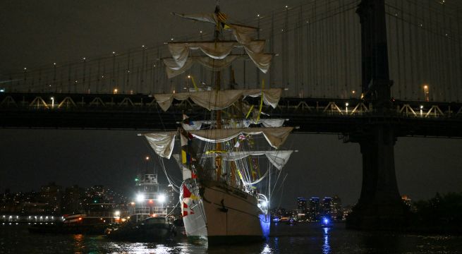Dos muertos por choque de buque escuela mexicano contra puente de Brooklyn de Nueva York