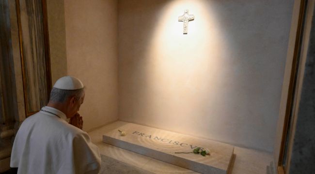 Papa León XIV visitó la tumba de Francisco en la Basílica Santa María la Mayor