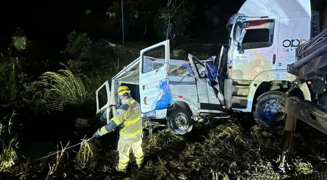 Nueve muertos y 10 heridos en choque de minivan con camión en Brasil