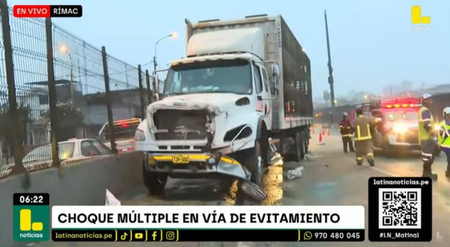 Choque múltiple en Vía de Evitamiento por derrame de aceite: tres camiones y un auto involucrados