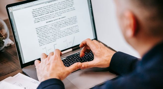 ¿Qué herramienta de Google permite convertir y resumir audios en español?
