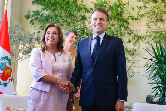 Dina Boluarte se reunió con Emmanuel Macron en Francia